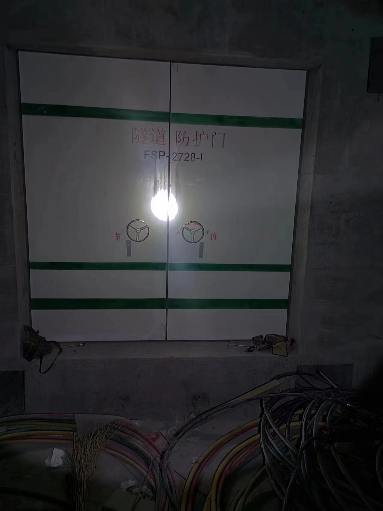 玻璃鋼隧道防護門安裝現場照片