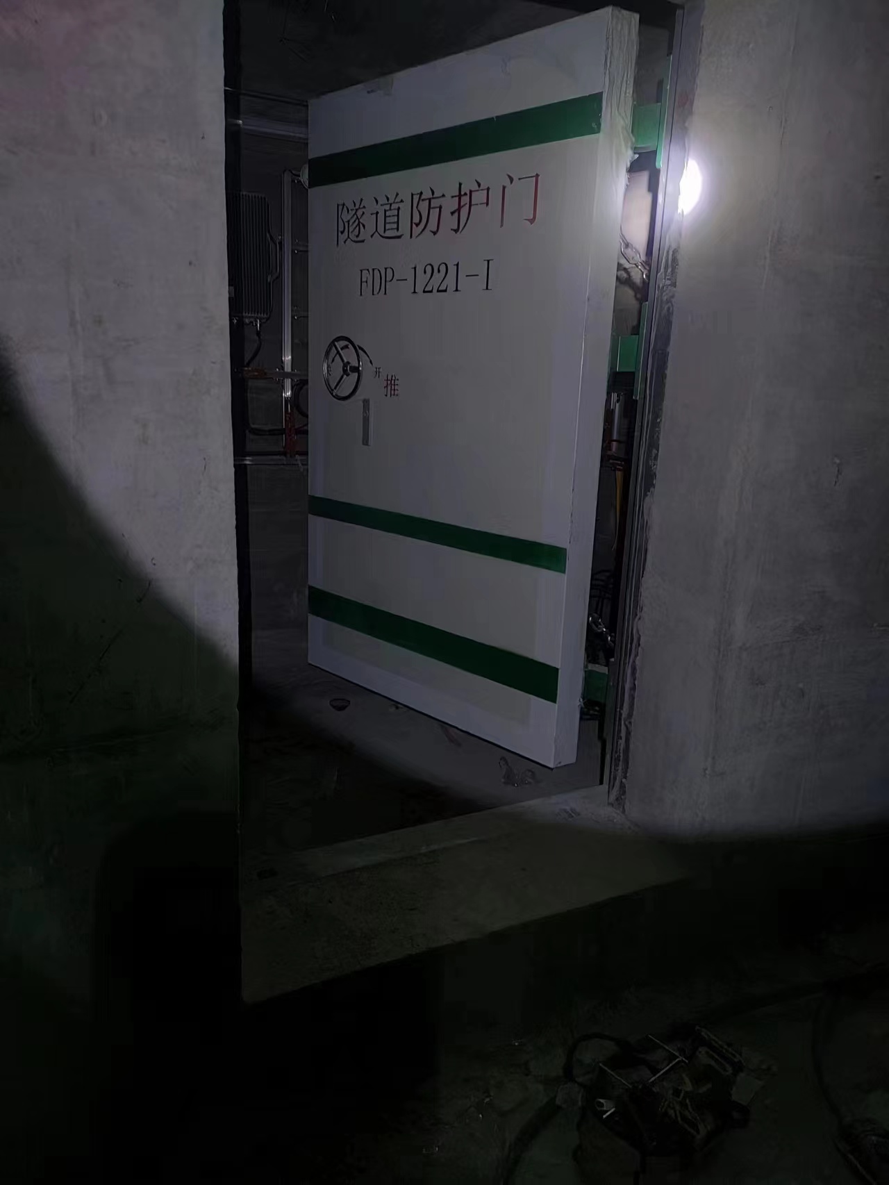 玻璃鋼隧道防護門安裝現場照片1