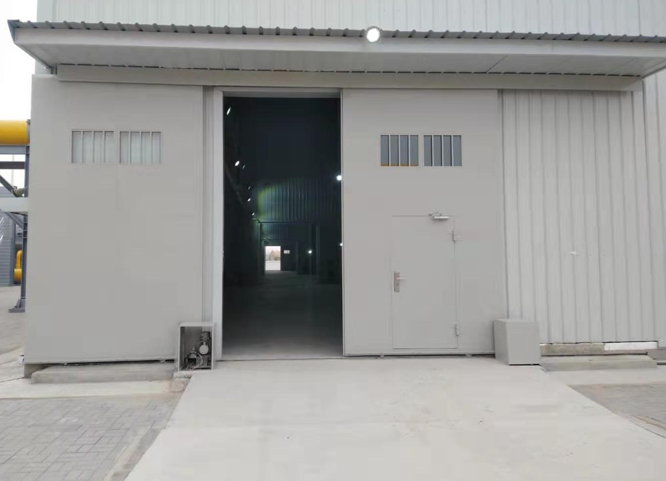 電動(dòng)平移防爆門圖片